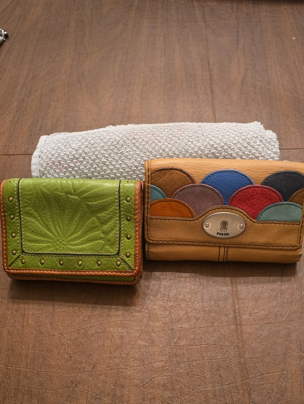 Fossil Tan Wallet with Multicolor Scallop Accents and Green Leather Card Case